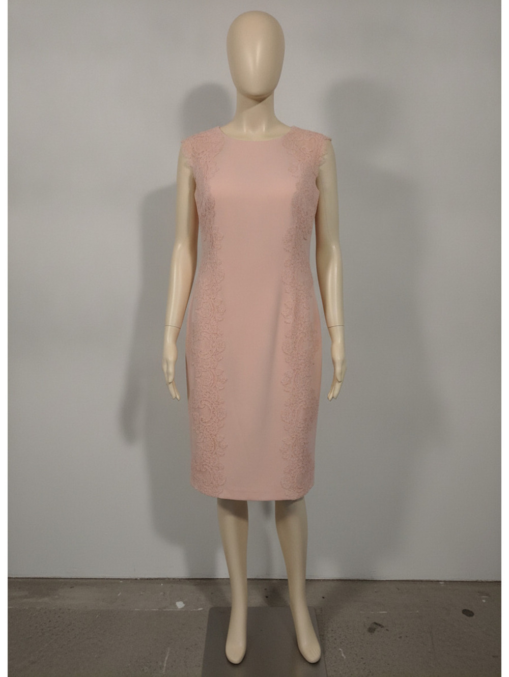 Maggy London Elegant Lace-Trimmed Sheath Dress in Soft Pink, Size 14